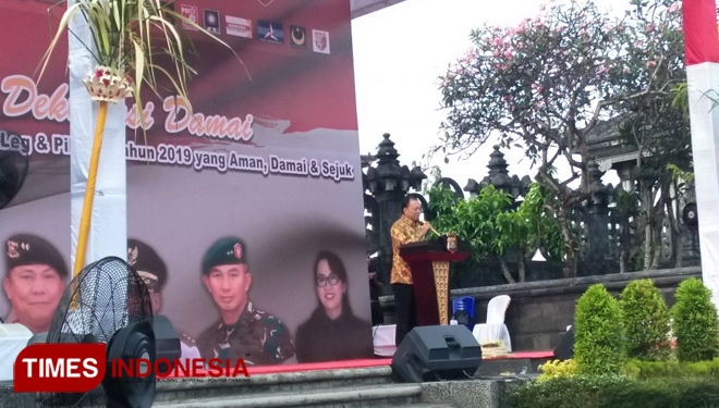 Gubernur Bali Wayan Koster, saat memberikan sambutan di Deklrasi Damai, bertempat di Monumen Bajra Sandhi  Denpasar, Bali, Kamis (20/9/2018). (FOTO Khadafi/TIMES Indonesia).