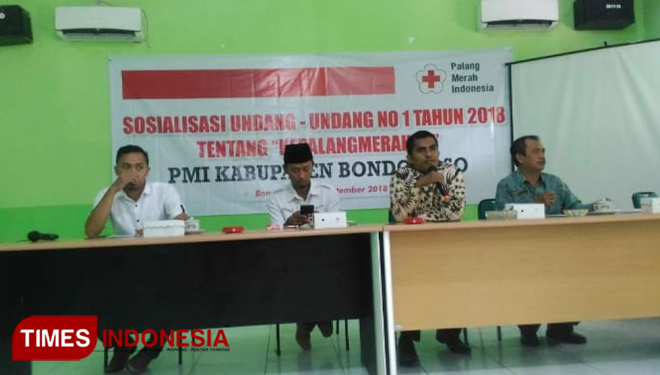Ketua PMI Bondowoso, Miftahul Huda (pegang mik) saat sosialisasi UU No 1 Tahun 2018 tentang Kepalangmerahan (FOTO: Moh Bahri/TIMES Indonesia)