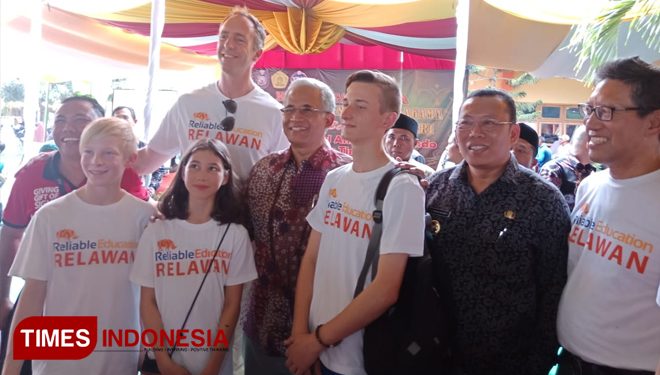 Kunjungan Deputi Bidang pendidikan dan Agama Menko PMK, Agus Hartono ke SDI Nurul Anshor Situbondo. (FOTO: Uday/TIMES Indonesia)