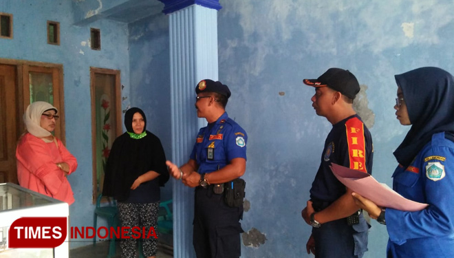 Pasukan Damkar Lamongan sosialisasi dari rumah ke rumah warga untuk memberikan tips atau tindakan preventif mencegah kebarakan di Lamongan, Kamis, (20/9/2018). (FOTO: Siti Nura/TIMES Indonesia)