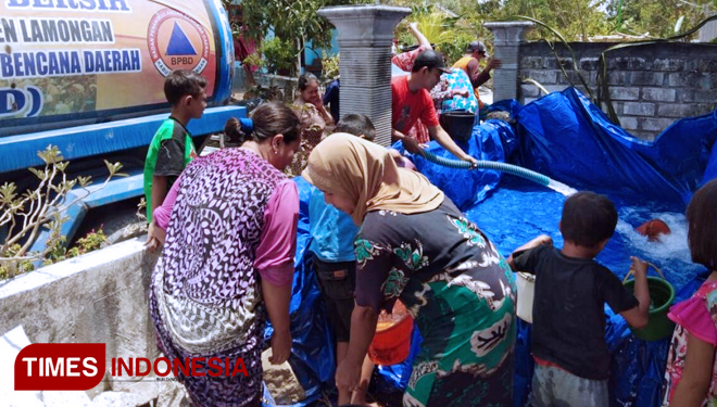 BPBD memberi bantuan terpal untuk dijadikan tandon sementara ke desa yang mengalami kekeringan, Kamis, (FOTO: Siti Nura/TIMES Indonesia)