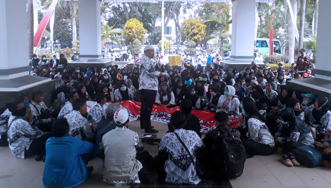 Para tenaga honorer K2 saat berunjukrasa damai di gedung DPRD Kabupaten Malang di Kepanjen, Kamis (20/9/2018) siang. (FOTO: Istimewa)