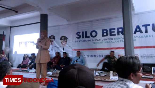 Bupati Jember dr Faida saat menemui masyarakat Silo. (FOTO: Sofy/TIMES Indonesia)