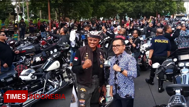 Bupati Banyuwangi, Abdullah Azwar Anas bersama Ketua HDCI, Nana Sukarna. (FOTO: Syamsul Arifin/ TIMES Indonesia)