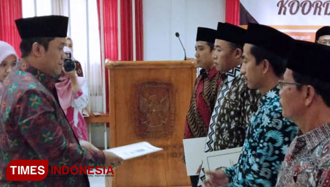 Heru Joko Purwanto saat dilantik oleh Ketua KPU JaTim, Eko Sasmito di Surabaya. (FOTO: Istimewa/TIMES Indonesia)