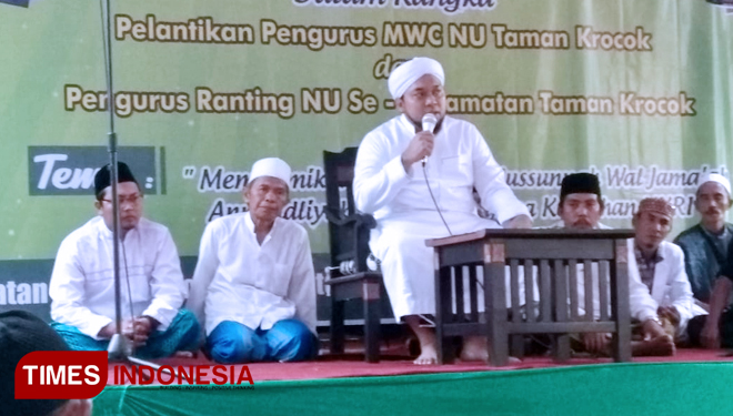 KHR Azaim Ibrahimy saat menyampaikan ceramah agama, di acara pengajian umum, dalam rangka pelantikan pengurus MWCNU dan ranting NU se kecamatan Taman Krocok (FOTO: Moh Bahri/TIMES Indonesia)