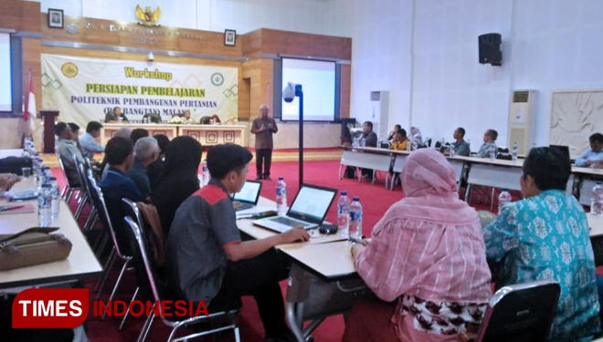 Direktur Polbangtan Malang, Dr Ir Surachman Suwardi MP memberi arahan pada 68 peserta workshop persiapan pembelajaran, Jumat (21/9/2018) di BBPP Batu. (FOTO: Humas Polbangtan Malang for TIMES Indonesia)