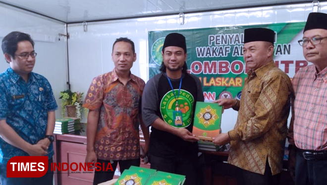Suasana penyaluran bantuan wakaf Al Quran yang diterima langsung oleh Asisten I Setda Lombok Utara, Nanang Matalata. (FOTO: Humas Pro KLU for TIMES Indonesia).