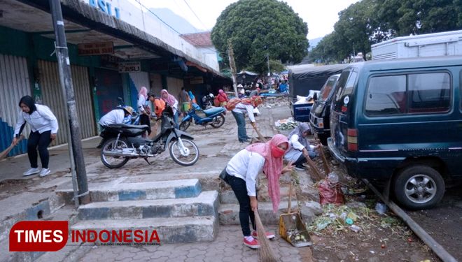 DLH bersih-bersih Pasar Batu bersama-sama komunitas Bank Sampah untuk terus menjaga kebersihan menjelang penilaian Adipura tahap 3. (FOTO: Muhammad Dhani Rahman/TIMES Indonesia)