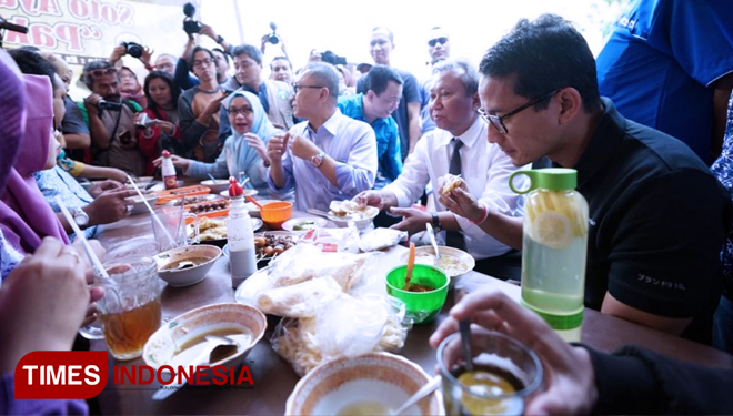 Sandiaga S Uno saat berada di Pasar Kembang Solo. (FOTO: Ariseno For Times Indonesia)