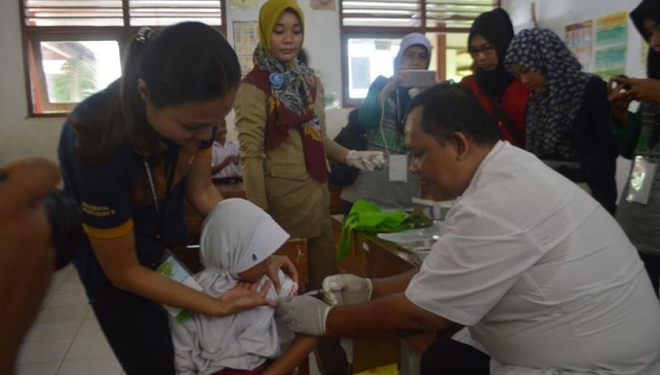 Suasana pemberian vaksin measles rubella (MR) di Yogyakarta beberapa waktu lalu. (FOTO: Istimewa)