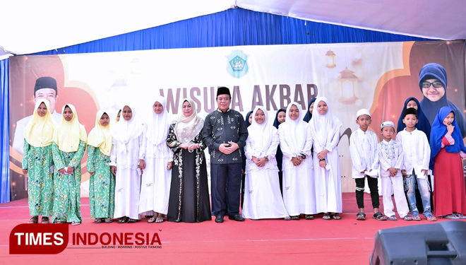 Bupati Lamongan Fadeli, memimpin prosesi wisuda akbar penghafal Al Qur’an di sepanjang Jalan Lamongrejo, Kabupaten Lamongan, Sabtu, (22/9/2018). (FOTO: MFA Rohmatillah/TIMES Indonesia)