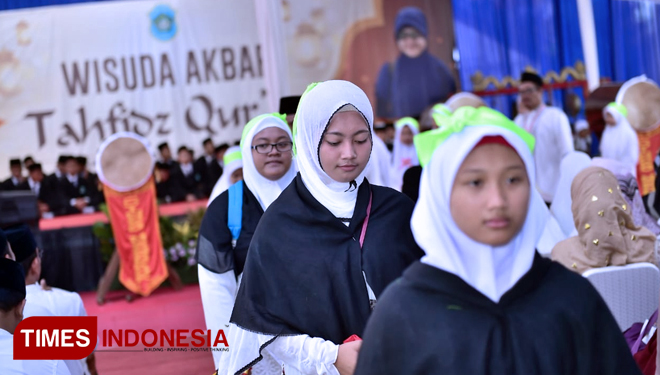 Ratusan pelajar yang Tahfidz Qur’an, menjalani wisuda di sepanjang Jalan Lamongrejo, Kabupaten Lamongan, Sabtu, (22/9/2018). (FOTO: MFA Rohmatillah/TIMES Indonesia)