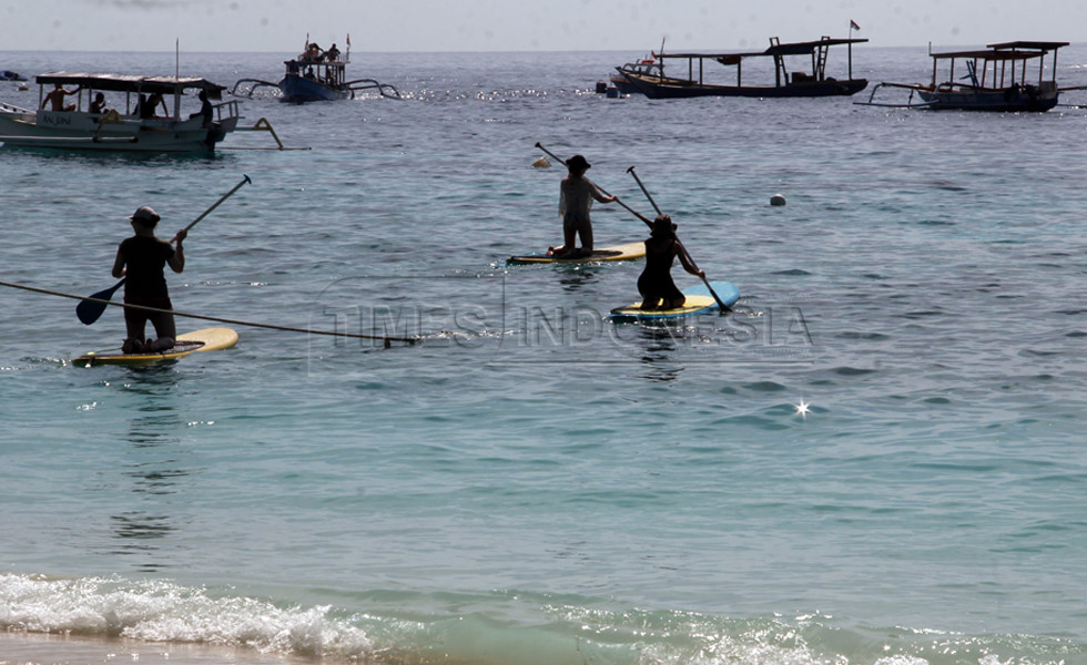 Bermain kayak menjadi salah satu pilihan wisatawan untuk menikmati indahnya pantai Gili Trawangan. (Foto : Tria Adha/ TIMES Indonesia).