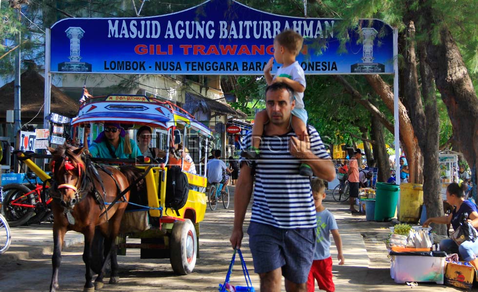 Cidomo alat transportasi yang ditarik oleh kuda ini mengantarkan wisatawan keliling Gili Trawangan. (Foto : Tria Adha/ TIMES Indonesia).