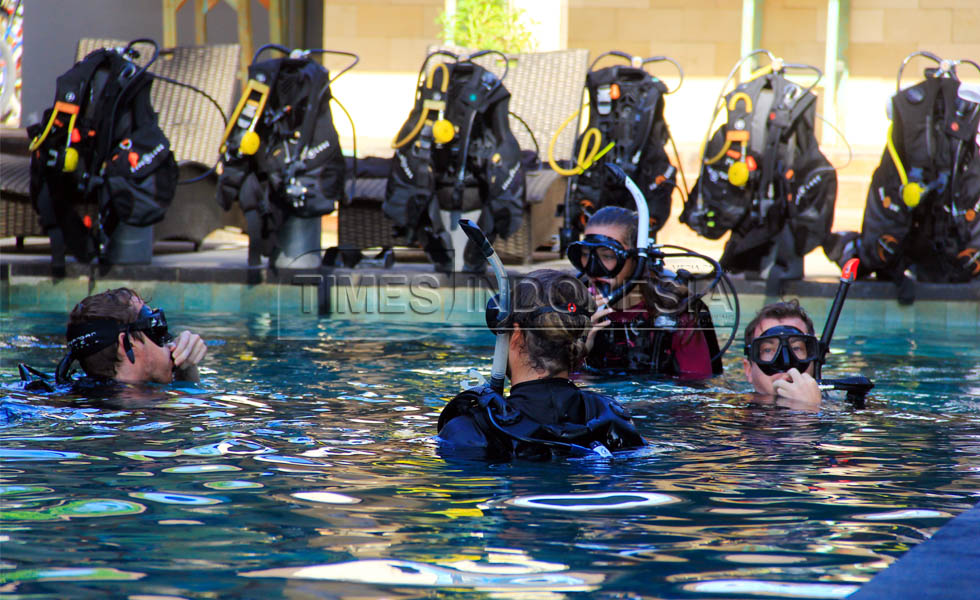 Sebelum scuba diving di bawah laut, wisatawan diberikan pelatihan menggunakan alat diving. (Foto : Tria Adha/ TIMES Indonesia).