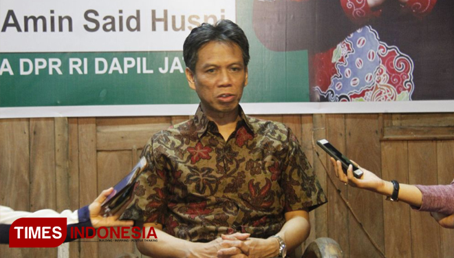 ASH (Amin Said Husni) Caleg DPR RI Dapil Jatim III (Bondowoso, Situbondo, Banyuwangi) dalam acara Ngopi bareng di cafe Bunga Pelita (FOTO: Moh Bahri/TIMES Indonesia)