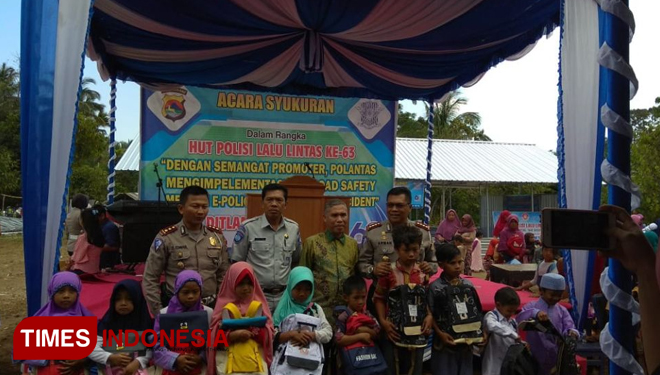 Ditlantas Polda NTB memperingati HUT Polantas ke 63 dengan menyerahkan bantuan sekolah darurat di Lombok Utara. (FOTO: Humas Polda NTB for TIMES Indonesia)