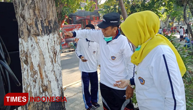 Peserta jalan sehat yang diinisiasi Unigres dalam rangka menyambut Maba tahun akademik 2018/2019 itu memunguti sampah dan paku di jalanan (FOTO: Akmal/TIMES Indonesia)