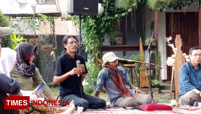 Sarasehan Budaya Kampung Cempluk Malang yang berlangsung di Hamur Cafe, Kabupaten Malang, Jawa Timur. (FOTO: Imadudin M/TIMES Indonesia)