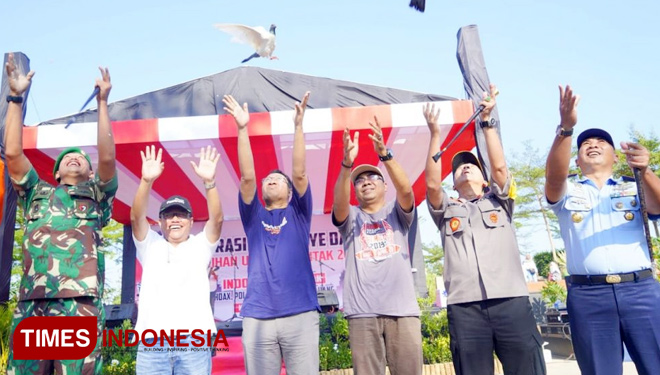 Melepas burung merpati dalam acara deklarasi kampanye damai Pemilu 2019 di Tugu Bumi Gora, Kota Mataram, NTB, Minggu (23/9/18). (FOTO: Humas Pemprov NTB for TIMES Indonesia)