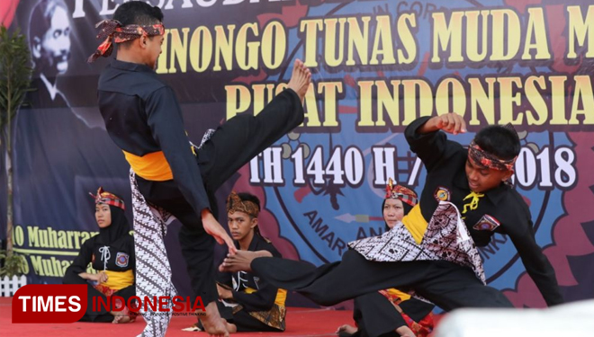 Pesilat PSHW Tunas Muda menampilkan atraksi silat beregu di panggung Suran Agung 2018. (FOTO: Humas Pemkot Madiun for TiIMES Madiun)