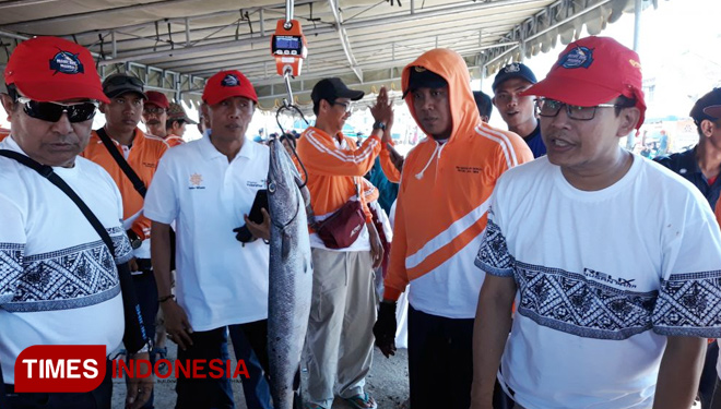 Panitia penyelenggara lomba menimbang hasil ikan pancingan peserta yang dapat ditangkapnya di Pelabuhan II Kalianget, Ahad (23/9/2018). (FOTO: Ach. Qusyairi Nurullah/TIMES Indonesia)
