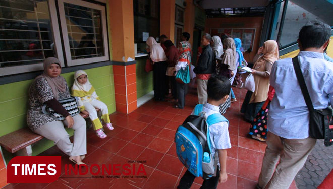 Ilustrasi Orang Tua Mengantar Anak Sekolah (Dok.TIMES Indonesia)