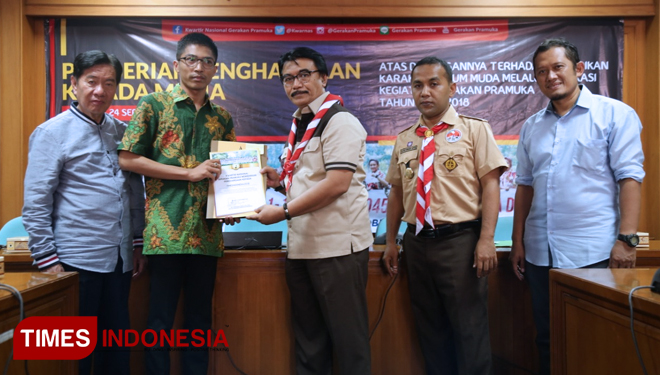 Haris Supriyanto, Kepala Biro TIMES Indonesia (batik), di Jakarta saat menerima penghargaan dari Kwarnas Pramuka, Senin (24/9/2018). (FOTO: Alfi/TIMES Indonesia)