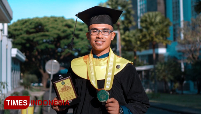 BANGGA: M. Firdaus Imaduddin, Mahasiswa terbaik UIN Maulana Malik Ibrahim Malang, selepas mengikuti prosesi wisuda, Sabtu (22/9). (FOTO: Dok. RO Production/Aziz/DJ TIMES Indonesia)