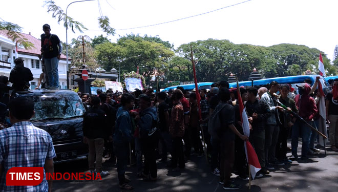 Suasana demo angkot di depan Balai Kota Malang. (FOTO: Imadudin M/TIMES Indonesia)