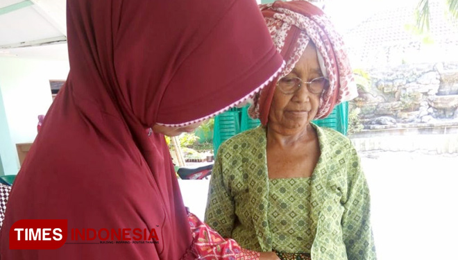 Kader kesehatan desa saat memeriksa lansia (FOTO: Akmal/TIMES Indonesia)