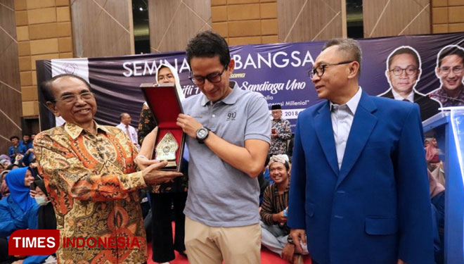 Sandiaga Salahudin Uno menerima cinderamata dari Rektor UMP, Dr H Syamsuhadi Irsyad MH pada acara Seminar Kebangsaan di Hotel Karlita Purwokerto (FOTO: Humas UMP for TIMES Indonesia)