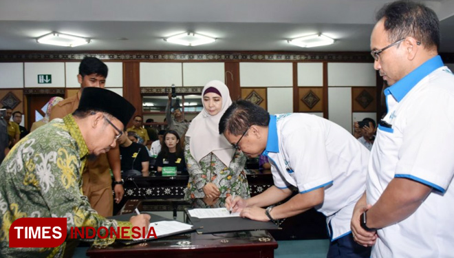 Wagub NTB Siti Rohmi Djalilah menyaksikan penandatanganan nota kesepahaman (MoU) antara Yayasan Dana Kemanusiaan Kompas dengan Bupati Lombok Utara, Najmul Akhyar di kantor gubernur, Selasa, (25/9/2018). (FOTO: Pemprov NTB for TIMES Indonesia)