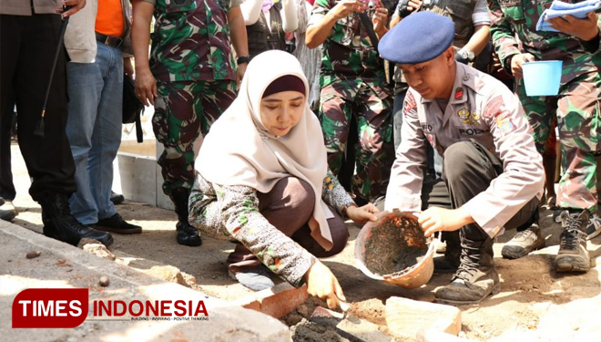 Wakil Gubernur NTB, Sitti Rohmi Djalilah saat melakukan peletakan batu pertama Hunian Tetap (HUNTAP) tahan gempa, di Dusun Lokok Beru, Desa Salut, Kecamatan Kayangan, Lombok Utara, Selasa, (25/9/2018). (FOTO: Humas Pemprov NTB for TIMES Indonesia)