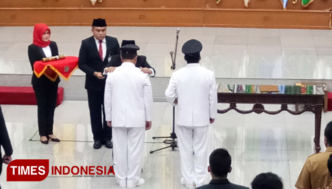 Prosesi pelantikan Bupati dan Wakil Bupati Tulungagung terpilih Syahri Mulyo - Maryoto Wibowo oleh Gubernur Jawa Timur Soekarwo di Kantor Kemendagri, Jakarta. (FOTO: Hasbullah/TIMES Indonesia)