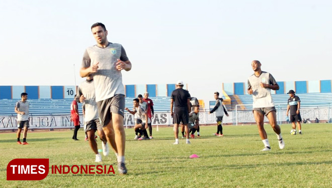 Pemain Persela menjalani latihan di Stadion Surajaya Lamongan. (FOTO: Dok. TIMES Indonesia)