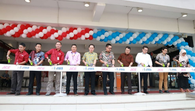 Seremonial pembukaan ACE dan INFORMA di Bekasi Timur City Mall bersama jajaran manajemen. (FOTO: Istimewa)