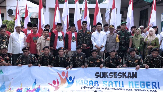 Wakil Bupati Kabupaten Banjar Saidi Mansyur menerima pataka Bendera Merah Putih dari tim Kirab Satu Negeri. (FOTO: IStimewa)