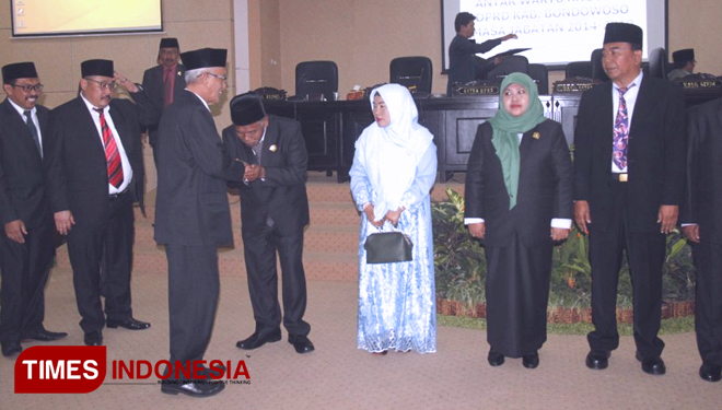 Bupati Bondowoso KH Salwa Arifin disusul wakilnya Irwan Bachtiar Rahmat dan ketua DPRD Bondowoso H Tohari S.Ag saat memberikan ucapan selamat kepada anggota dewan yang baru saja diambil sumpahnya (FOTO: Moh Bahri/TIMES Indonesia)