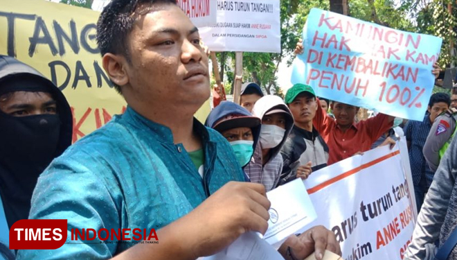 Para korban Penipuan PT. Sipoa Gruop saat melakukan aksi di depan Pengandilan Negeri Surabaya, Rabu, (26/9/2018). (FOTO: Nasrullah/TIMES Indonesia)