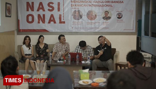 Hafyz Marshal (CEO KataIndonesia.com) saat memandu acara diskusi di Café & Resto Dapoer Darisam, Pasar Minggu, Jakarta, Senin (24/9/2018). (FOTO: AJP/TIMES Indonesia)