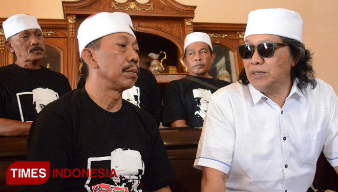 Geng Wahyudi saat berdiskusi bersama Cak Nun sesaat sebelum Sinau Bareng Jamah Maiyah dan Masyarakat Sendang Biru di Desa Tambakrejo, Kabupaten Malang. (FOTO: Adhitya Hendra/TIMES Indonesia)