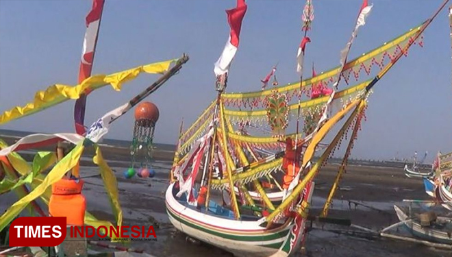 Puluhan perahu yang dihias oleh para nelayan di Desa Binor, Kecamatan Paiton, Kabupaten Probolinggo, Jawa Timur. (FOTO: Dicko W/TIMES Indoensia)