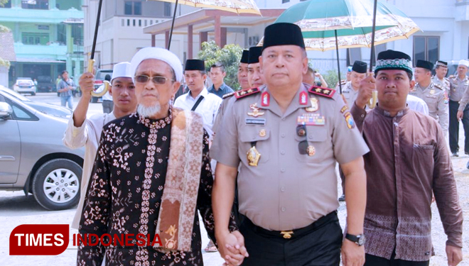 Kapolda Jawa Timur Irjen Pol Luki Hermawan bersama KH Masbukhin Faqih pengasuh Ponpes Mambaus Solihin. (FOTO: Akmal/TIMES Indonesia)
