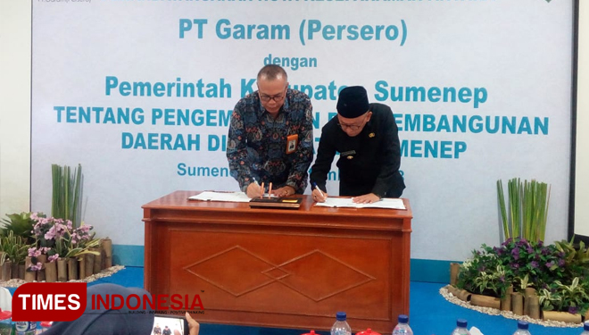 Penandatanganan MoU antara Dirut PT Garam Budi Sasongko (kiri) dan Bupati Sumenep A. Busyro Karim pada Senin (24/9/2018) di Pemkab Sumenep.