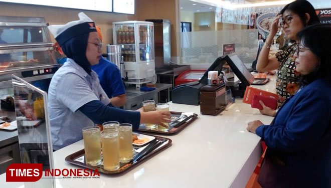 Pelanggan tengah memesan menu di Yoshinoya Jember saat Grand Opening pada Rabu (26/9/2018). (FOTO: Dody Bayu Prasetyo/TIMES Indonesia)