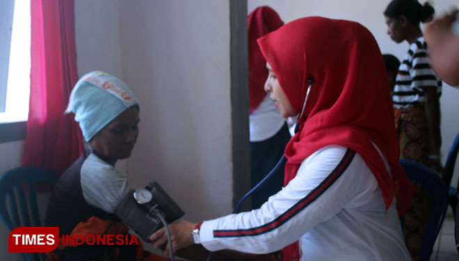 Tim Kirab Satu Negeri menggelar pengobatan gratis untuk warga. Warga menyambut antusias kegiatan ini. (FOTO: PP GP Ansor For TIMES Indonesia)