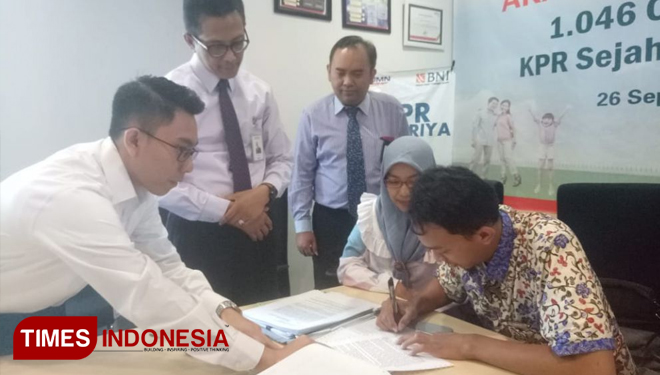 Pimpinan Cabang BNI Ponorogo Sarwoko menyaksikan penandatanganan akad kredit calon debitur KPR Sejahtera BNI - FLPP. (FOTO: Pamula Yohar C/TIMES Indonesia)