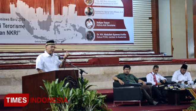 Mantan Napi Terorisme Sofyan Tsauri saat menjadi pembicara di Kuliah Umum Terorisme di Unej. (FOTO: Sofy/TIMES Indonesia)
